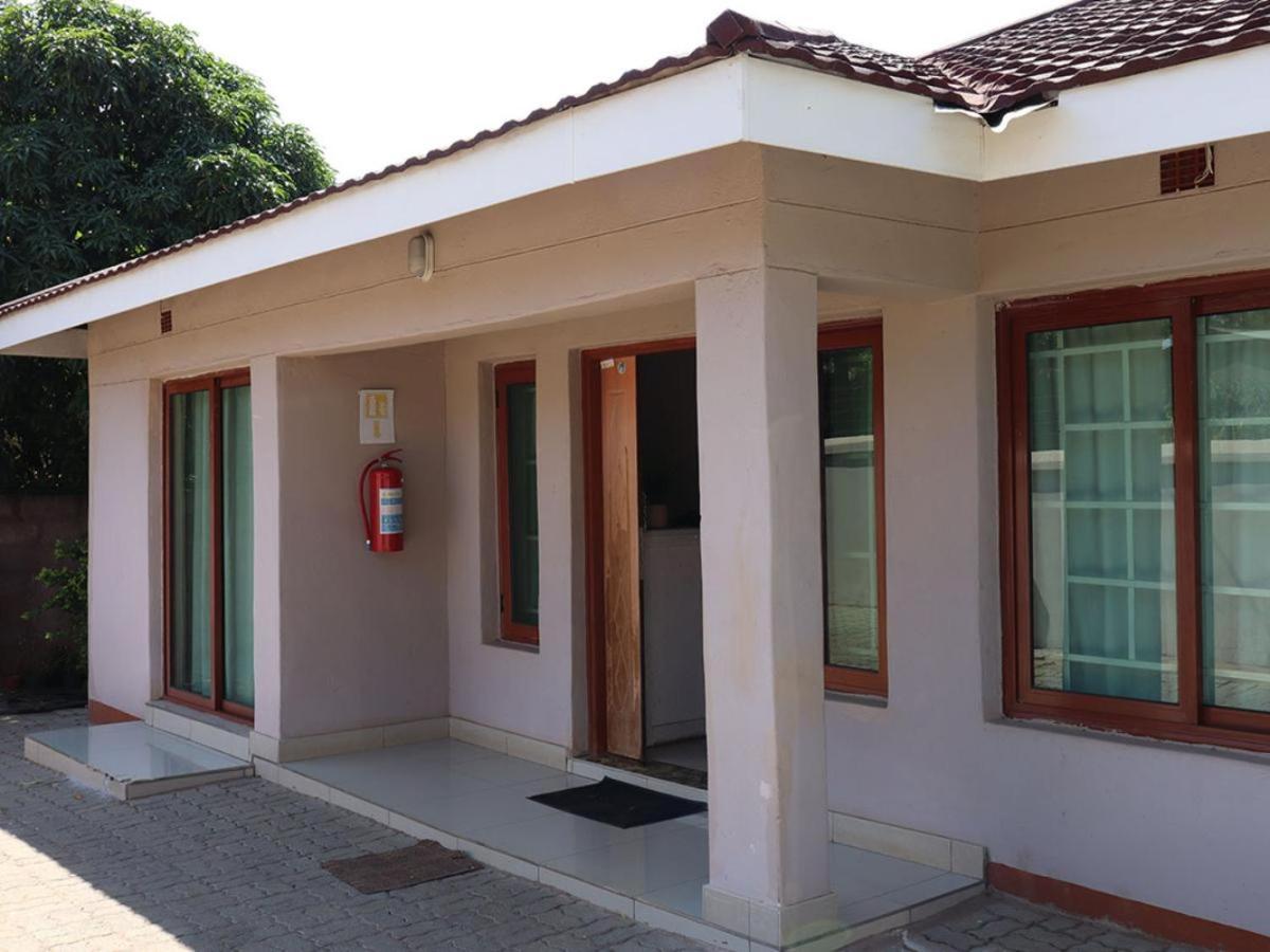 Amariah Guest House Kasane Esterno foto